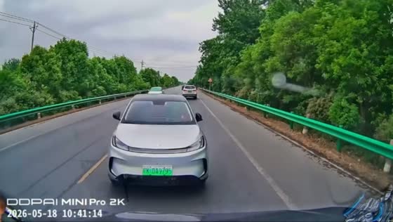 Oncoming vehicle causes head-on crash in Jiangsu, China