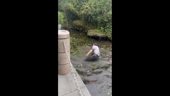 Man trips over barrier and falls into water in Zhejiang, China