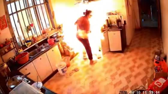 Woman startled by sudden gas flare-up in kitchen in Fujian, China