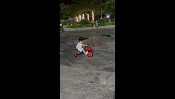 Toddler falls from ride-on toy in Guangdong, China