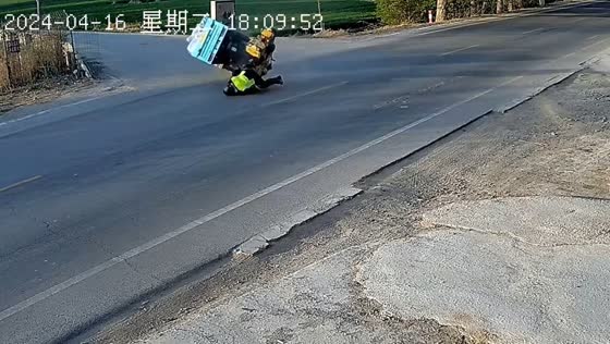Motorcycle and tricycle collide and fall in Hebei