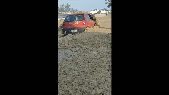 Driver enjoys rare sea foam drive in Saquarema, Brazil