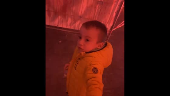 Child in Charleroi shows no fear of Halloween clown mask