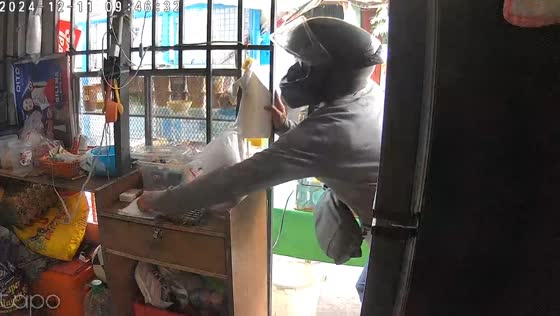 Woman chases thief who snatched mobile phone in Manila, Philippines