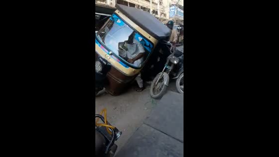Small hole causes traffic disruption in Karachi, Pakistan