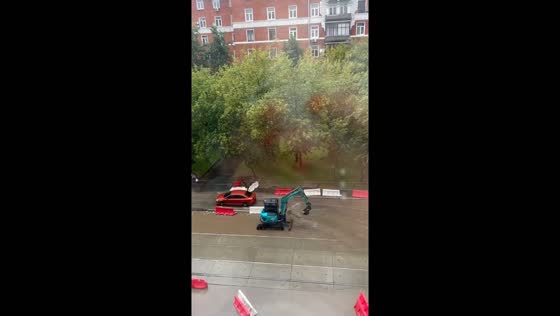 Excavator’s failed attempt to clear floodwater goes viral in Moscow, Russia
