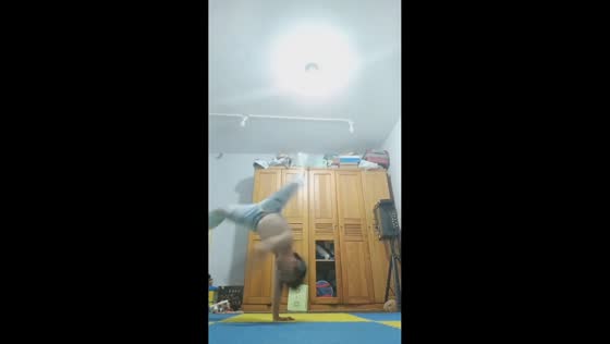 Boy shows off impressive breakdancing moves in Liaoning, China