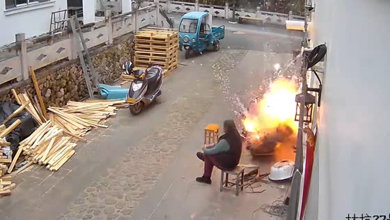 Fire stove explosion startles two women in Zhejiang, China