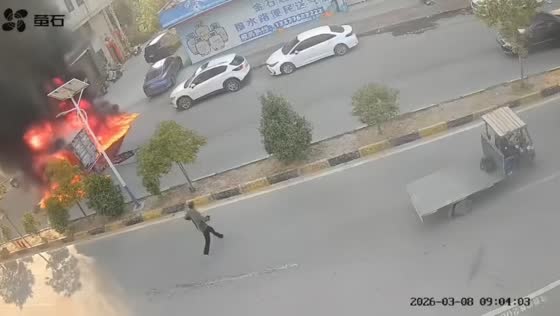 Fire spreads from burning vehicle to nearby car in Jiangsu, China