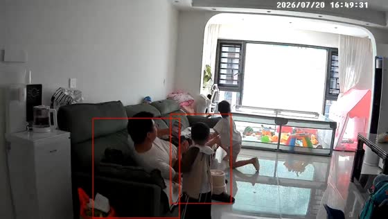 Window suddenly shatters inside home in Guizhou, China