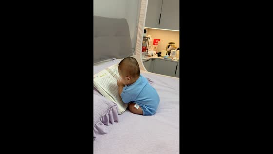 Toddler's babbling session ends with adorable tumble in Henan, China