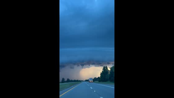 Massive shelf cloud looms over highway in Arkansas, USA
