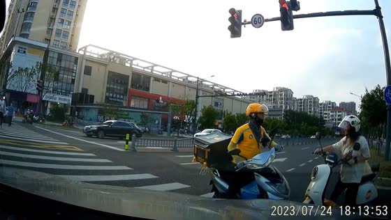 Unusual collision in Jiangsu: scooters smile and carry on despite impact at crossing