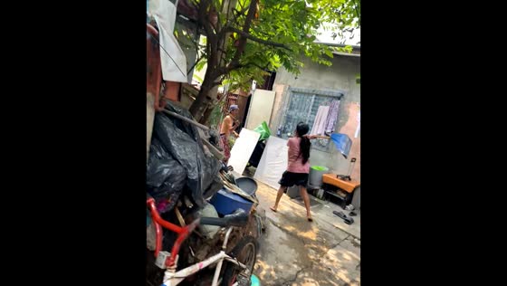 Siblings’ playful fight turns into a chase in Tunasan, Philippines