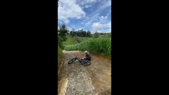 Thrilling attempt: mountain biking mishap in Medellín