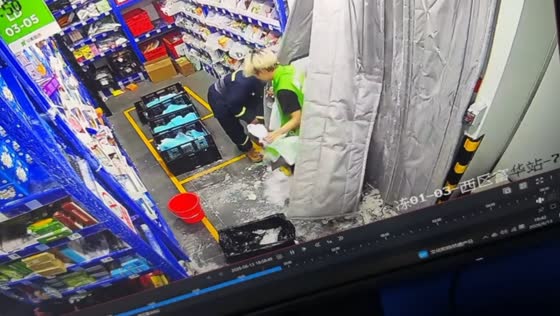 Man slips on debris and falls inside store in Guangdong, China
