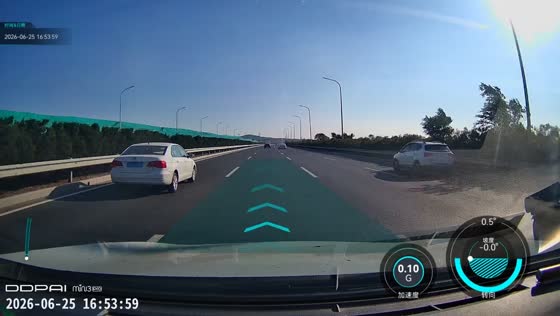 Car crashes into roadside barrier on Bohai Avenue in Liaoning, China