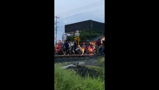 Indonesia's close call: gridlock chaos on train tracks