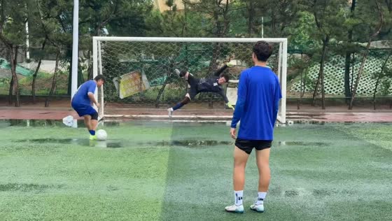 Football feint fails to score in Shandong, China