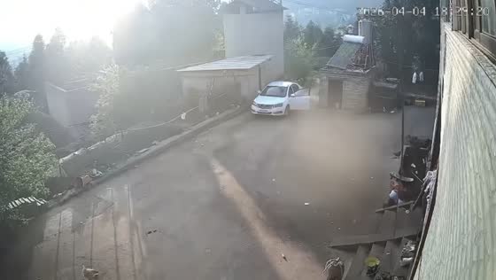 Unattended car rolls backward down slope in Yunnan, China