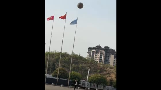Child kicks balloon, sends it soaring in Hubei, China
