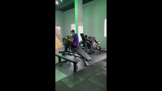 Man slips off incline bench while setting up weight in Pekanbaru, Indonesia