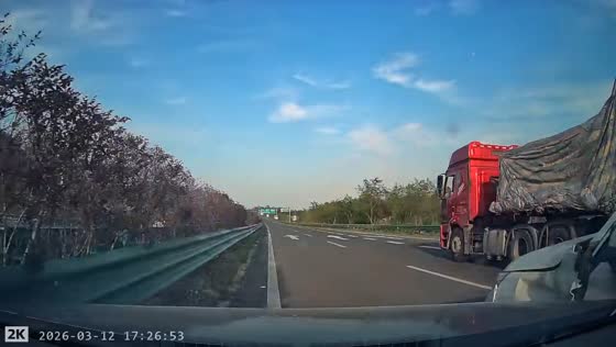 Car collides after lane change in Guangxi, China