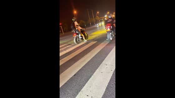 Mishap on motorcycle causes fall at traffic stop in Hunan, China