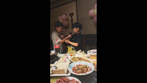 Brothers struggle with toast gesture during family gathering in Shandong, China