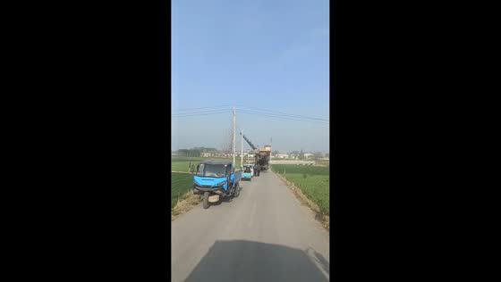 Crane truck tips over while lifting vehicle in Hebei, China