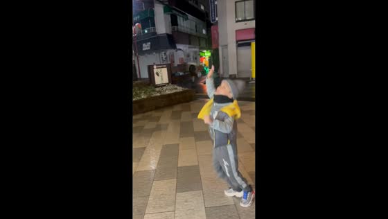 Rare snowfall creates magical family moment in Tokyo, Japan