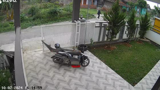 Jacket caught in gate causes motorcycle fall in Indonesia