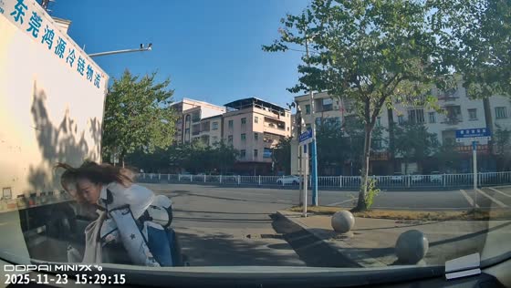 Electric bicycle crashes into car at intersection in Guangdong, China