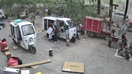Strong wind knocks down tree and signage as people flee in Xi'an, China