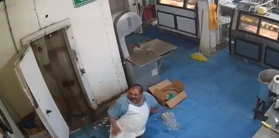 Man slips and falls in butcher shop mishap in Coahuila, Mexico