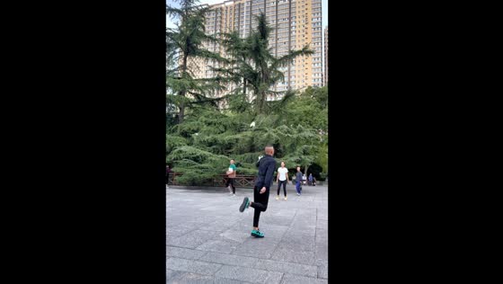 Gravity-defying shuttlecock mastery: mesmerizing moves from Shanxi's park enthusiast