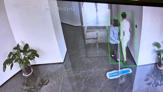 Woman slips on wet hallway floor in Jiangsu, China