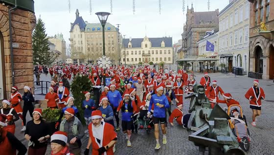 Runner collides with statue during Santa run in Malmö, Sweden