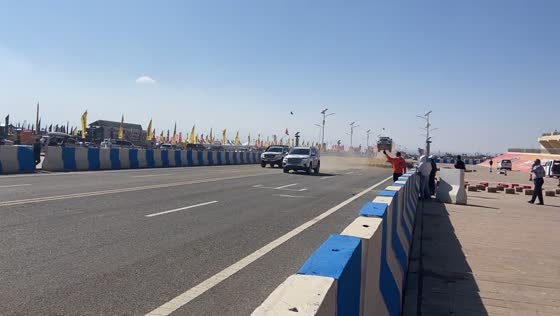 Alxa Heroes Club showcases thrilling car obstacle jumps in Inner Mongolia