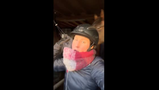 Buckle mishap: horseplay in Kettenkamp leaves owner with a blue finger