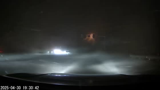 Traffic light explosion during intense wind in Shandong, China