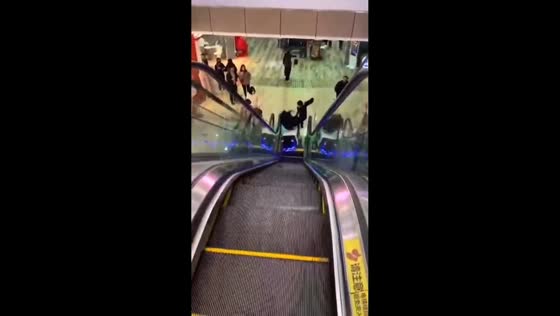 Robot falls on escalator and hits people in Jiangsu, China