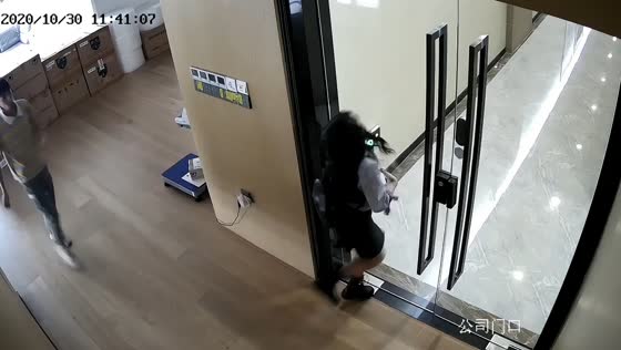 Woman walks into glass office door in Guangdong, China