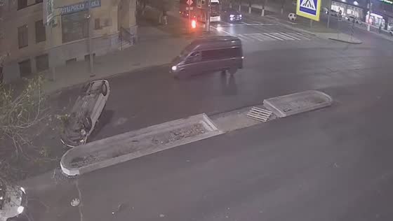 Car overturns at intersection in Volgograd due to sudden swerve, lack of road markings