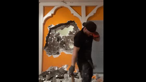 Wall chip hits face during demolition in Düsseldorf