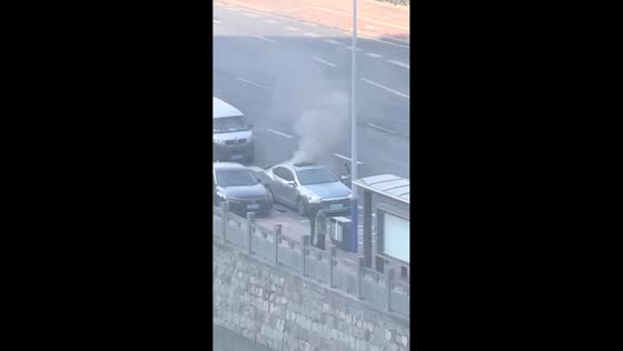 Electric car catches fire on roadside in Zhejiang, China
