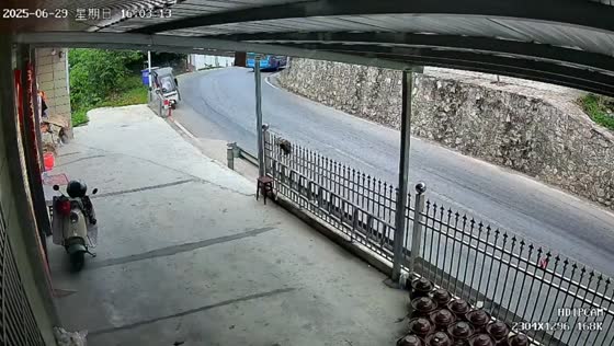 Baby falls from e-trike in close call caught on cam in Sichuan, China