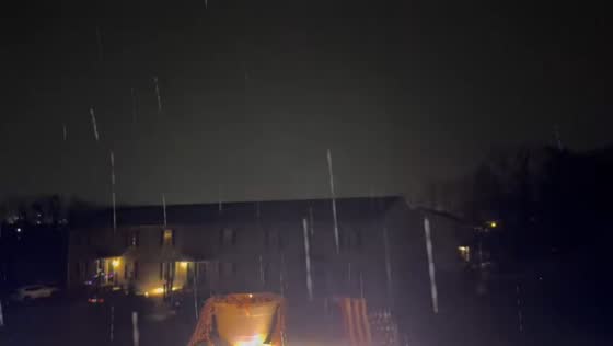 Heavy nighttime snowfall marks the season’s first flurry in Tennessee, USA