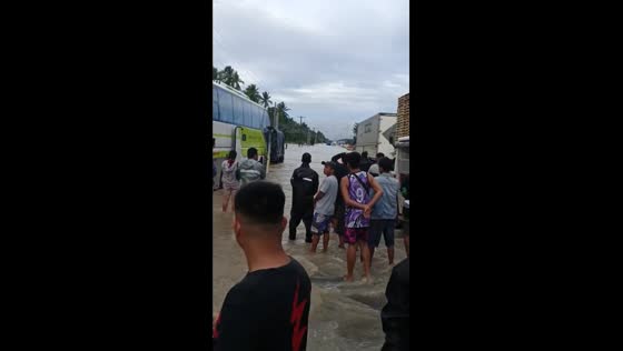 Flooded Davao highway strands vehicles: crisis grips commuters in standstill
