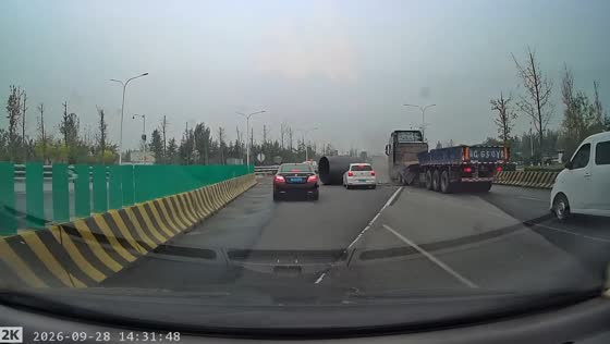 Large iron coil falls from truck and nearly hits vehicles in Shandong, China